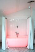 Rosa beleuchtete weiße Badewanne mit Duschvorhang in modernisiertem Altbau
