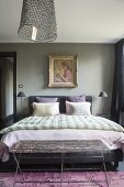 Schlafzimmer mit Goldrahmen-Gemälde und Vintage Flair