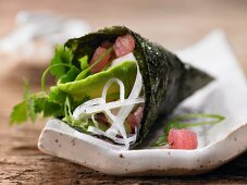 Temaki-Sushi mit scharfem Thunfischtatar und Avocado