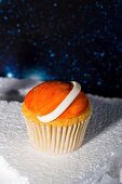 Muffin mit orangefarbener 'Deckel' für eine Weltraum-Party