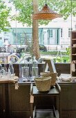 Blick aus dem Schaufenster eines Ladens mit Vintage-Artikeln