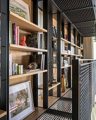 Bücherregale auf der Galerie aus schwarzen Metallgittern