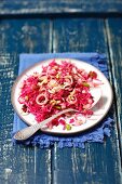 Red cabbage salad with pear, raisins and leek