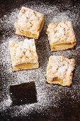 Shortcrust pastry with peaches, meringue and crumble