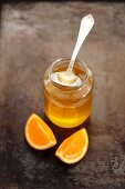 Orangensirup im Glas mit Löffel