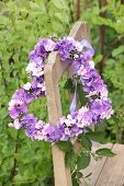 Herz aus Hortensienblüten und Phlox an einem alten Holzstuhl