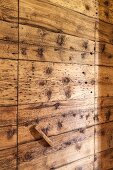 Rustikale Holztür mit Holzgriff