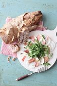 Mairübchen-Carpaccio mit Schinken, Pilzen und Rucola serviert mit Stangenbrot