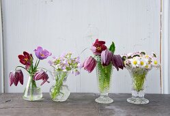 Nostalgische Glasvasen mit verschiedenen Wiesenblumen