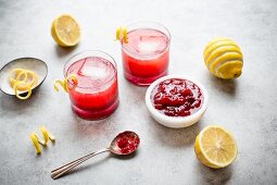 Cranberrysauce und Cocktail mit Zitronenschale