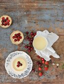 Tartlets with vanilla pudding and cherries