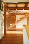 Moderne Holztreppe in renoviertem Altbau mit Holzbalkendecke