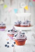 Red Velvet Cupcakes mit Heidelbeeren