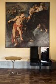 Baroque oil painting and black high-gloss chairs next to classic Traccia table