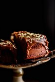 Eifreier Schokoladenkuchen mit Milchschokoladen-Ganache, angeschnitten