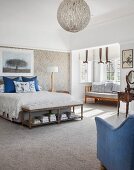 Geräumiges Schlafzimmer im Countrystyle mit blauen Akzenten
