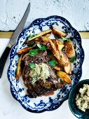 Rindersteak mit Pepita-Limettenbutter und Bratkartoffeln