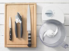 Küchenutensilien: Blitzhacker, Messer, Dosenöffner