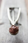 Schokoladen-Ganache in Eiskugelformer