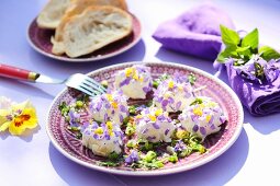 Goat's cheese with a violet vinaigrette