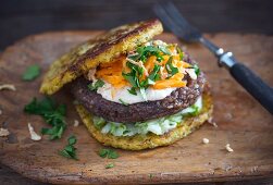 Veganer Burger aus Kartoffel-Steckrüben-Puffern, Bohnenpatty, Rohkostsalat und Hafer-Dattelcreme