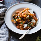 Glutenfreie Penne mit Kichererbsen und Spinat