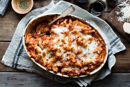 Nudelauflauf mit Rigatoni, Mangold und Käse (glutenfrei, vegan)