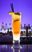Cocktail mit Limetten im Glas auf Bartheke in Cocktailbar