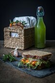 Vegane Sandwiches mit Gemüse und Erbsencreme fürs Picknick