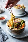 Glutenfreie, vegane Currynudeln mit Tofu und Wintergemüse (Asien)