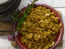 Gebratener Quinoamit Curry und Mandeln