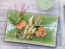 Salmon fillet skewers with asparagus and sorrel cream
