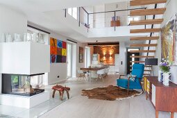 Cantilever staircase in bright open-plan interior