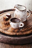 Heiße Schokolade mit Gewürzen in weisser Tasse