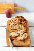 Hausgemachtes Brot mit Speck und Käse