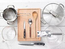 identify the different kitchen tools and utensils in preparing salad​ 