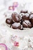 Schokoladenpralinen mit Puderzucker zu Weihnachten