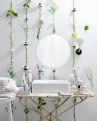 Vintage Metalltisch als Waschtisch mit modernem Aufsatzbecken und Blumendekoration an der Wand