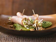 Gefüllte Putenröllchen mit Sellerie-Apfel-Salat auf Avocado