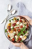 Spaghetti Caprese mit gerösteten Tomaten, Basilikum und Mozzarella