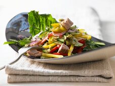 Griechischer Salat mit Thunfisch und Oliven-Kapern-Vinaigrette
