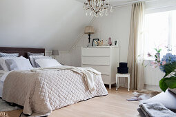 Schlafzimmer in Cremefarben und Weiß