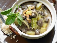 Rinder-Curry mit Kartoffeln, Kokos und Erdnüssen