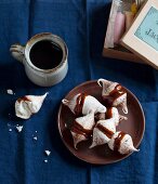 Small meringues with caramel