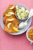 Schweineschnitzel mit Kartoffeln und Karotten-Erbsen-Gemüse