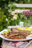 Gegrillte marinierte Spareribs mit Senfsauce