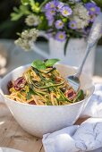 Spaghetti Puttanesca mit Zucchini