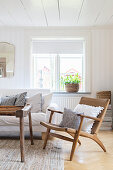 Retro-Sessel aus Holz im skandinavischen Wohnzimmer