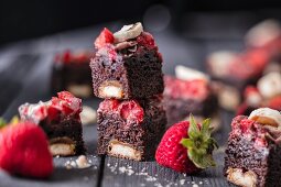 Chocolate strawberry cake with chocolate caramel biscuit bars