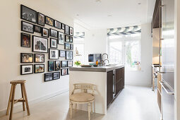 Bildergalerie in der hellen Küche mit Kücheninsel und weißem Boden